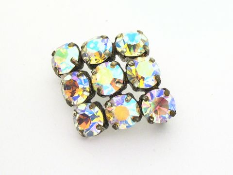 Strass Brosche quadratisch in weiß, gefasst, neu, Hersteller Juwelier Harnisch, verfügt über neun funkelnde Strasssteine in verschiedenen Farbtönen, ideal als Schmuckstück im Onlineshop.