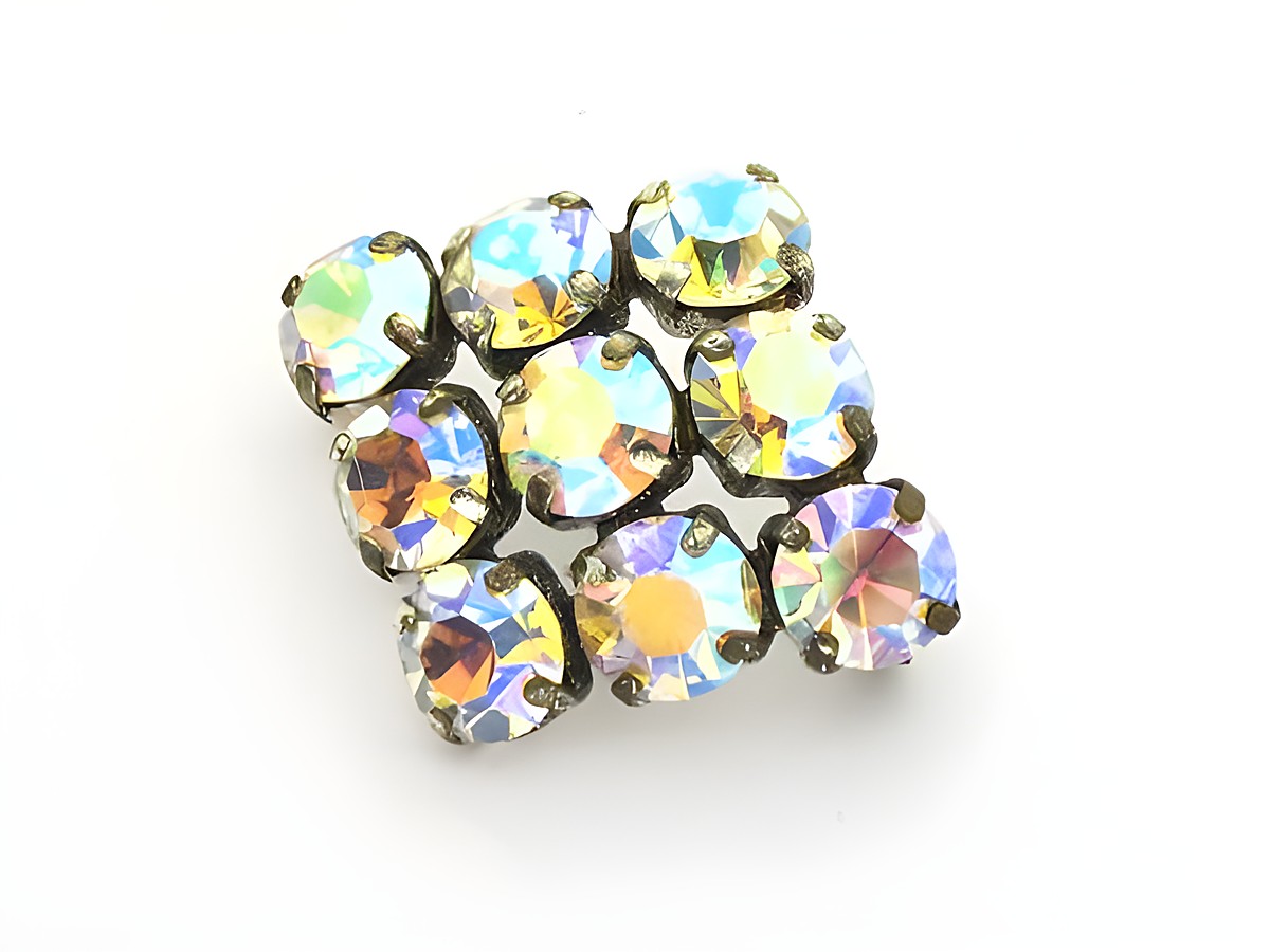 Strass Brosche quadratisch in weiß, gefasst, neu, Hersteller Juwelier Harnisch, verfügt über neun funkelnde Strasssteine in verschiedenen Farbtönen, ideal als Schmuckstück im Onlineshop.