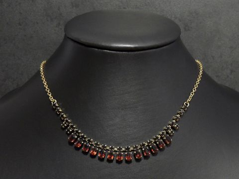 Strass Kette elegant in granatrot mit einer Länge von 42,5 cm, goldfarbener Fassung, hergestellt von Juwelier Harnisch, ideal für einen stilvollen Auftritt.