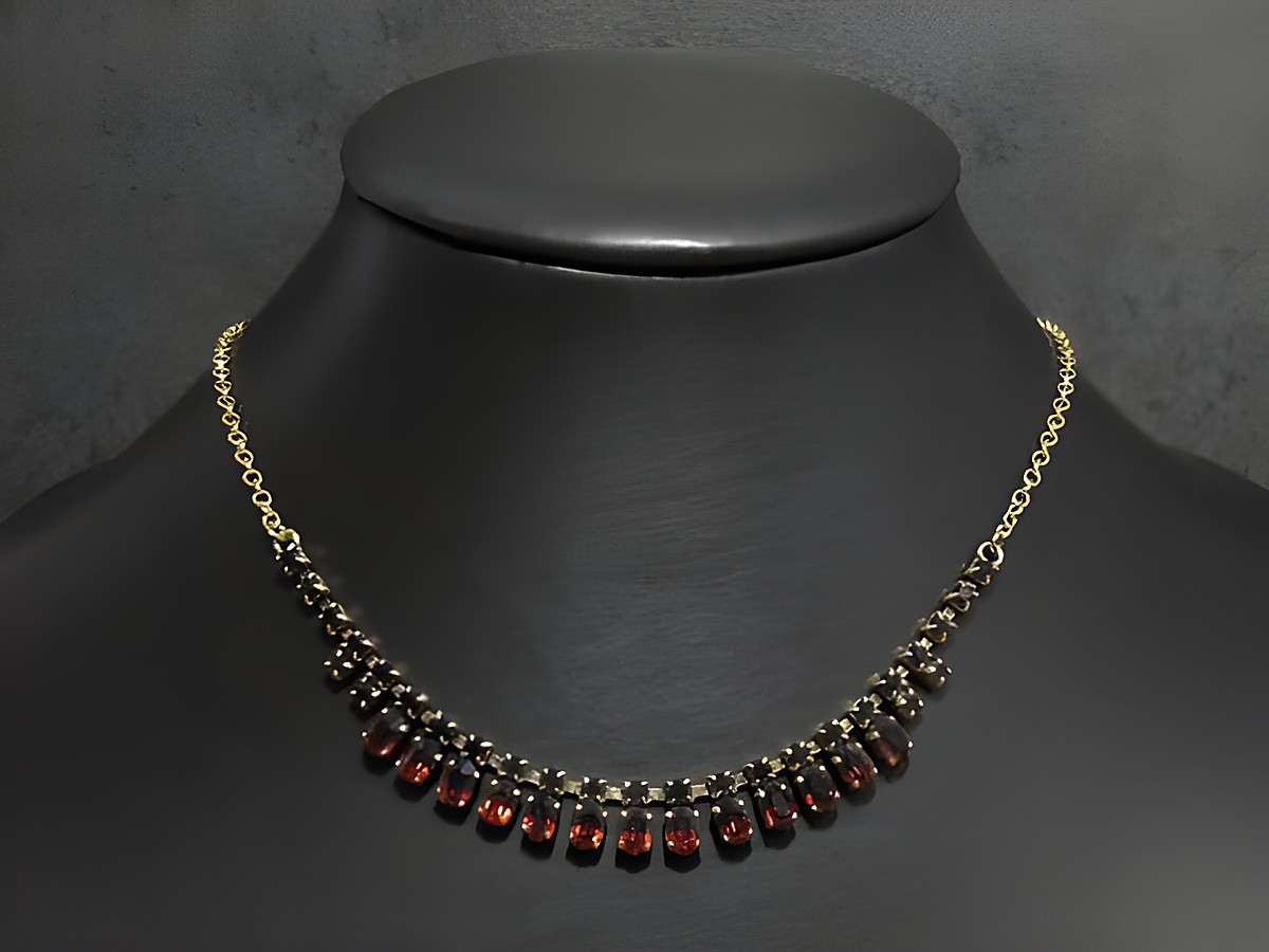 Strass Kette elegant in granatrot mit einer Länge von 42,5 cm, goldfarbener Fassung, hergestellt von Juwelier Harnisch, ideal für einen stilvollen Auftritt.