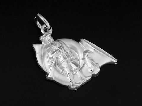 Ein detaillierter Jagdhorn Anhänger aus 925 Sterling Silber rhodiniert, der einen Jäger mit Hund darstellt, gefertigt von Juwelier Harnisch, ideal für Jagdliebhaber.
