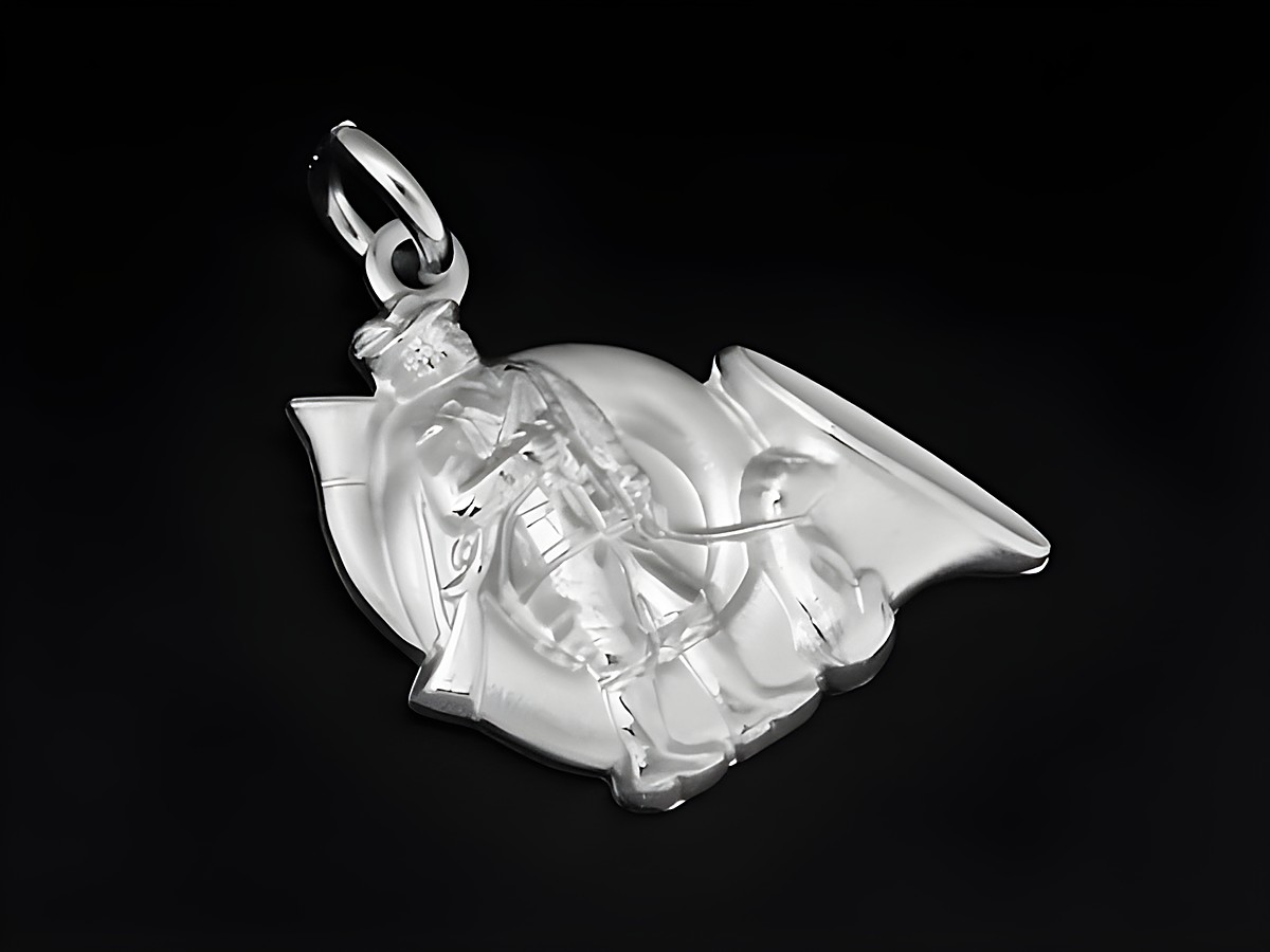 Ein detaillierter Jagdhorn Anhänger aus 925 Sterling Silber rhodiniert, der einen Jäger mit Hund darstellt, gefertigt von Juwelier Harnisch, ideal für Jagdliebhaber.