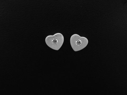 Silber Ohrstecker in Herzform, klassisch und mattiert, mit Zirkonia, ideal für Kinder, hochwertiger Schmuck von Juwelier Harnisch.