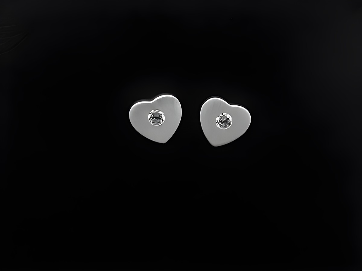 Silber Ohrstecker in Herzform, klassisch und mattiert, mit Zirkonia, ideal für Kinder, hochwertiger Schmuck von Juwelier Harnisch.