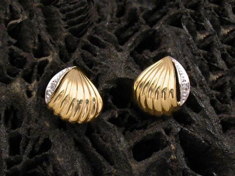 Ohrringe aus Gold 585 in bicolor, verziert mit Diamanten 0,01 ct W/P, Hersteller Juwelier Harnisch, Brillant & Diamant, elegante Form, ideal für besondere Anlässe.