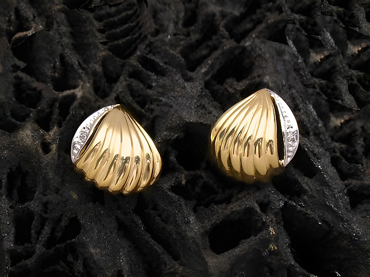 Ohrringe aus Gold 585 in bicolor, verziert mit Diamanten 0,01 ct W/P, Hersteller Juwelier Harnisch, Brillant & Diamant, elegante Form, ideal für besondere Anlässe.