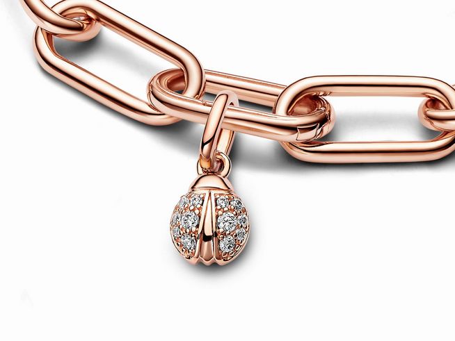 Der Mini-Anhänger in Form eines Marienkäfers aus Roségold mit Zirkonia hängt an einer klassischen Gliederkette und verleiht dem Schmuckstück einen glücksbringenden Akzent.