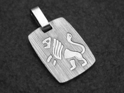 Löwe Silber Sternzeichen Gravurplatte eckig von Juwelier Harnisch zeigt einen stilisierten Löwen auf einer matten Oberfläche im rechteckigen Design.