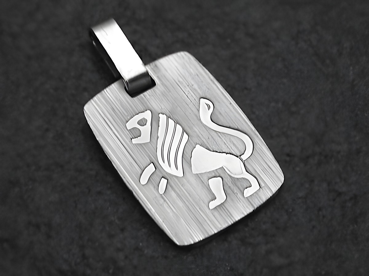 Löwe Silber Sternzeichen Gravurplatte eckig von Juwelier Harnisch zeigt einen stilisierten Löwen auf einer matten Oberfläche im rechteckigen Design.