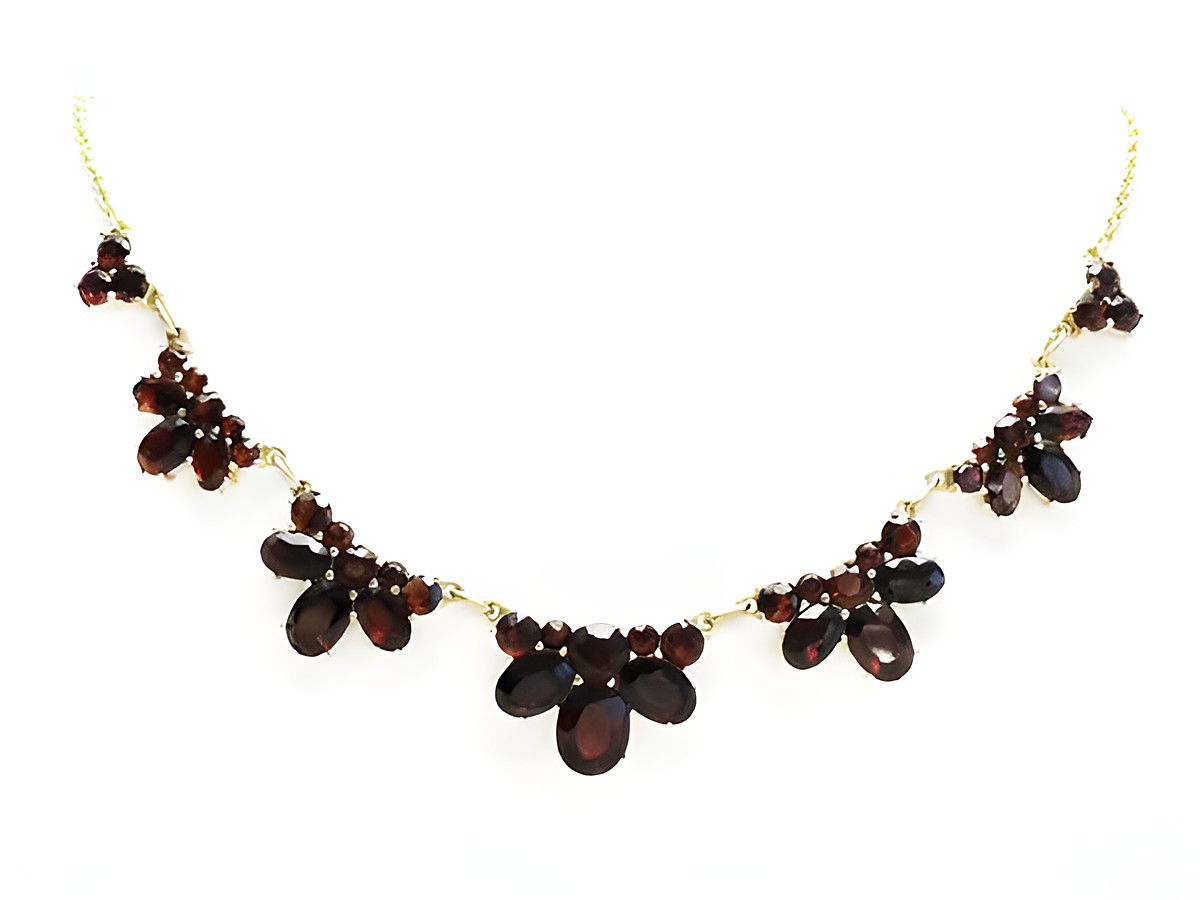 Granat Collier Kette 49,5 cm mit blütenförmigen Granatsteinen in Gold gefasst, hergestellt von Juwelier Harnisch, elegant und zeitloses Schmuckstück.