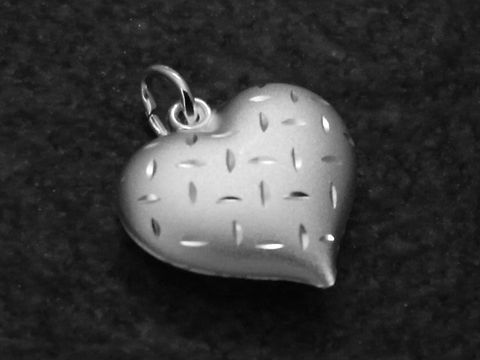 Herz Anhänger in teilmattiertem Sterling Silber, romantisches Design von Juwelier Harnisch, plastisch gearbeitet mit feinen Mustern. Ideal als Liebessymbol.