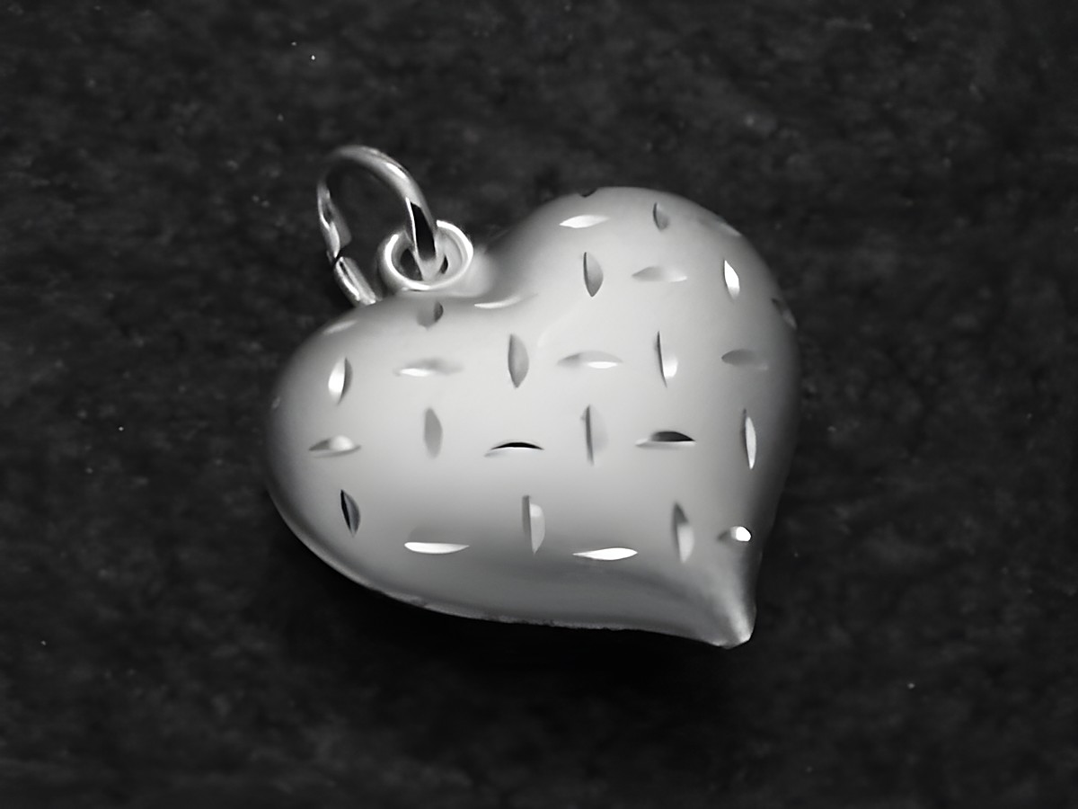 Herz Anhänger in teilmattiertem Sterling Silber, romantisches Design von Juwelier Harnisch, plastisch gearbeitet mit feinen Mustern. Ideal als Liebessymbol.