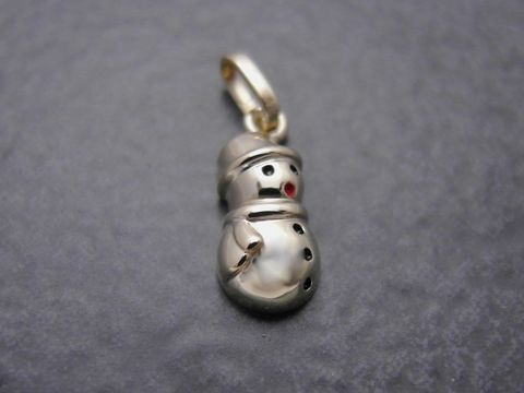 Süßer Schneemann Anhänger aus Sterling Silber, vergoldet, mit roten Details und glänzender Lackoberfläche, Hersteller Juwelier Harnisch. Ideal als Schmuckstück für die Winterzeit.