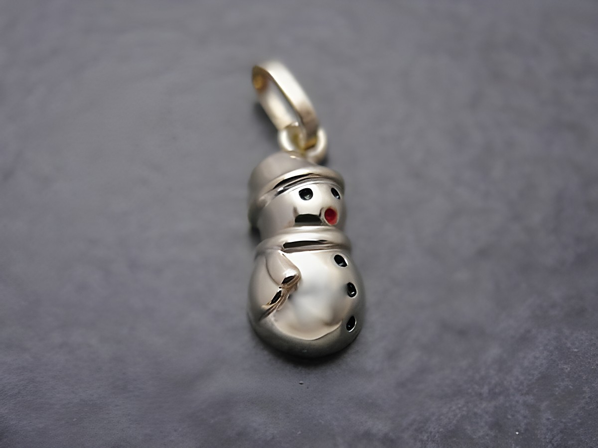 Süßer Schneemann Anhänger aus Sterling Silber, vergoldet, mit roten Details und glänzender Lackoberfläche, Hersteller Juwelier Harnisch. Ideal als Schmuckstück für die Winterzeit.