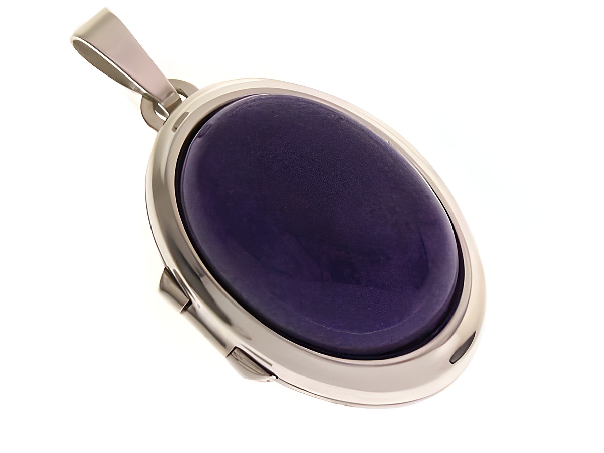 Jade lila Medaillon mit Cabochon aus Sterling Silber rhodiniert, elegant und zeitlos, ideal als Schmuckstück oder Geschenk, hergestellt von Juwelier Harnisch.