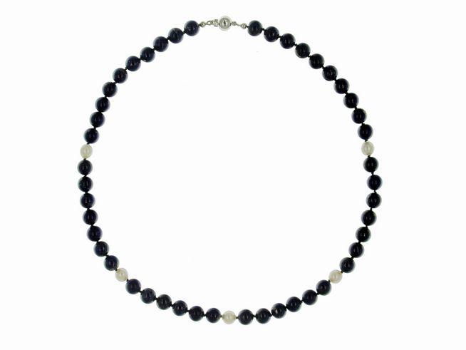 Steinkette aus Lapislazuli und Süßwasser-Zuchtperlen in Blau und Weiß mit einer Länge von 47 cm und silbernem Verschluss, gefertigt von Juwelier Harnisch.