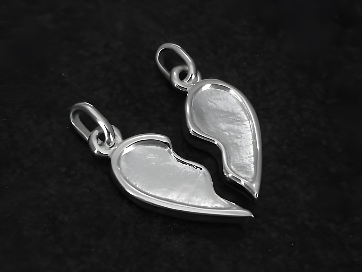 Zwei partnerherz Anhänger aus Sterling Silber, romantisch gestaltet, Hersteller Juwelier Harnisch, perfekte Symbole für Verbundenheit und Liebe.