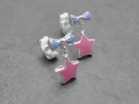 Ohrringe in Form von Sternen mit Schleife aus Sterling Silber, in rosa und hellblau lackiert, von Juwelier Harnisch, ideal für Kinder.