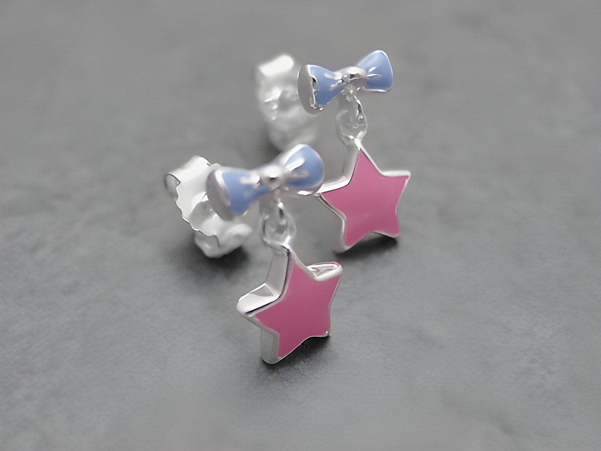 Ohrringe in Form von Sternen mit Schleife aus Sterling Silber, in rosa und hellblau lackiert, von Juwelier Harnisch, ideal für Kinder.