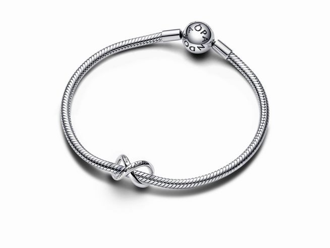Silberner Pandora Armband mit unendlichem Charm in Form eines Knotens, fein gearbeitet und elegant, ideal als Geschenk für besondere Anlässe oder zur Ergänzung des Schmuckstücks.