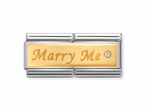 Die Gravur mit den Worten Marry Me auf einer goldenen Platte, umgeben von einem silbernen Rahmen und einem kleinen Diamond, von der Marke Nomination, Modell Double Classic.