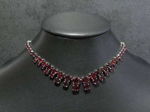 Strass Kette charming RUBINROT 42,5-46 cm silberfarben von Juwelier Harnisch, mit silberfarbener Fassung, elegant und funkelnd, ideal für besondere Anlässe.