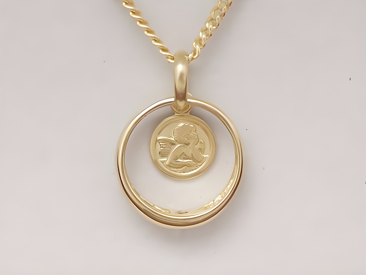 Taufring mit einem goldenen Engel, gefertigt aus Gold 333, verziert mit einem Saphir. Hersteller: Juwelier Harnisch. Ein liebevolles Schmuckstück für besondere Anlässe. – Ansicht 2