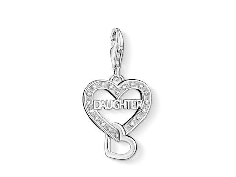 41607560-0 Charm von Thomas Sabo besteht aus verschiedenen Herzen, eines mit dem Wort DAUGHTER, verziert mit weißen Zirkonia. Edles Design für besondere Anlässe und als Ländercharms geeignet.