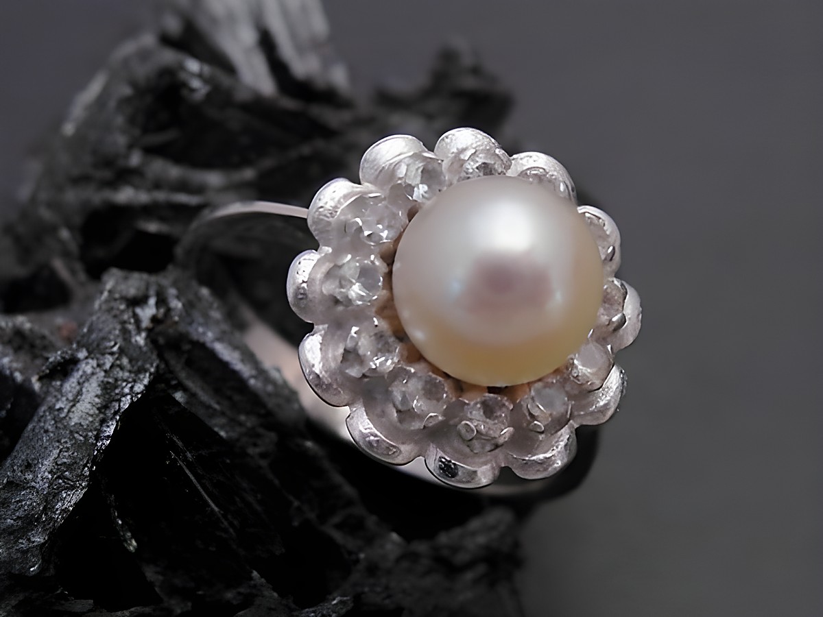 Weißgold Perlen Ring Blühte Gr. 54,5 mit 6,9 mm Zuchtperle und Zirkonia von Juwelier Harnisch für bis Gr. 56/18, elegant und ansprechend gestaltet.