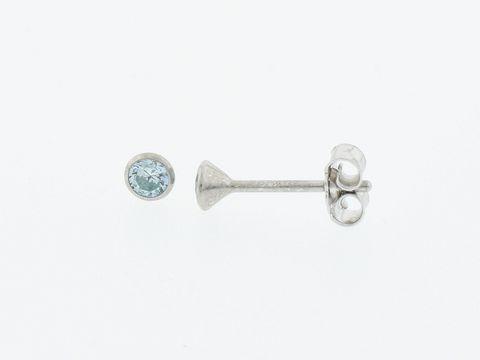 Silber Ohrringe im Kelch-Design mit einem Zirkonia in hellblau, Durchmesser 3,3 mm, gefertigt von Juwelier Harnisch. Elegante Ohrstecker aus Silber mit edlem Schmuckstein.