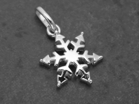 Schneeflocke Silber Anhänger aus Sterling Silber, von Juwelier Harnisch, zeigt ein filigranes Schneeflockenmotiv mit feinen Details, ideal als Schmuckstück für winterliche Anlässe.