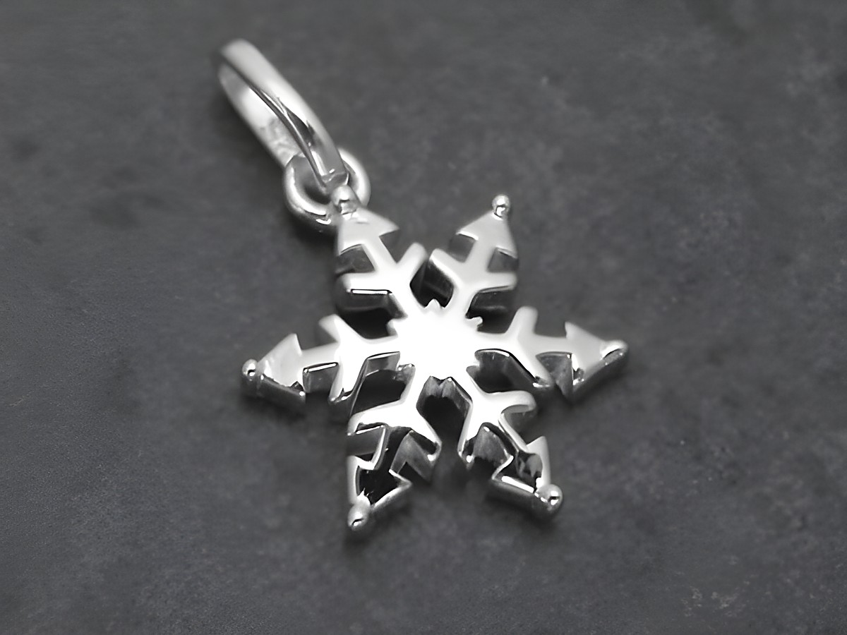 Schneeflocke Silber Anhänger aus Sterling Silber, von Juwelier Harnisch, zeigt ein filigranes Schneeflockenmotiv mit feinen Details, ideal als Schmuckstück für winterliche Anlässe.