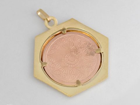 Gold Kupfer Anhänger mit Medaille John F. Kennedy, diamantierte Oberfläche, verziert mit geschmackvollem Hexagon-Rahmen aus Gold 333, von Juwelier Harnisch.