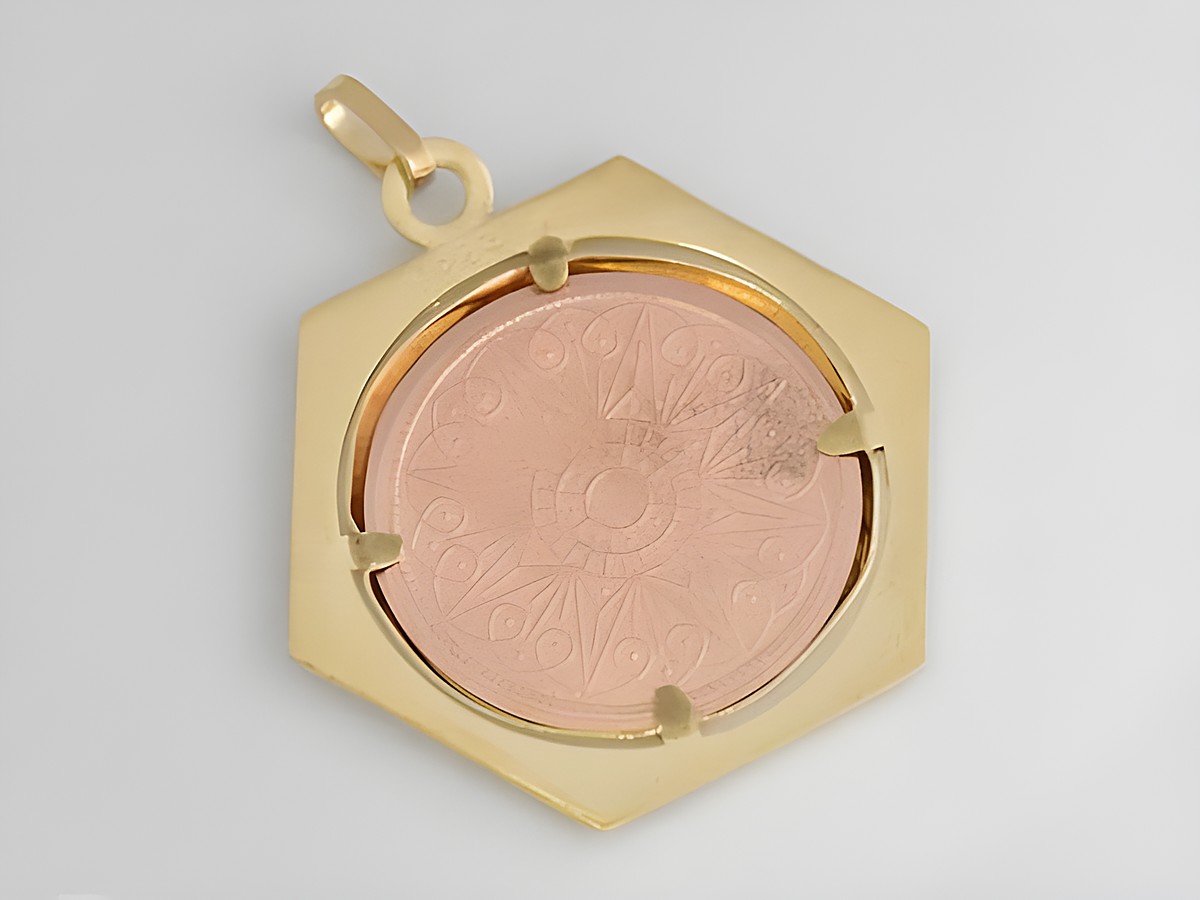 Gold Kupfer Anhänger mit Medaille John F. Kennedy, diamantierte Oberfläche, verziert mit geschmackvollem Hexagon-Rahmen aus Gold 333, von Juwelier Harnisch. – Ansicht 2