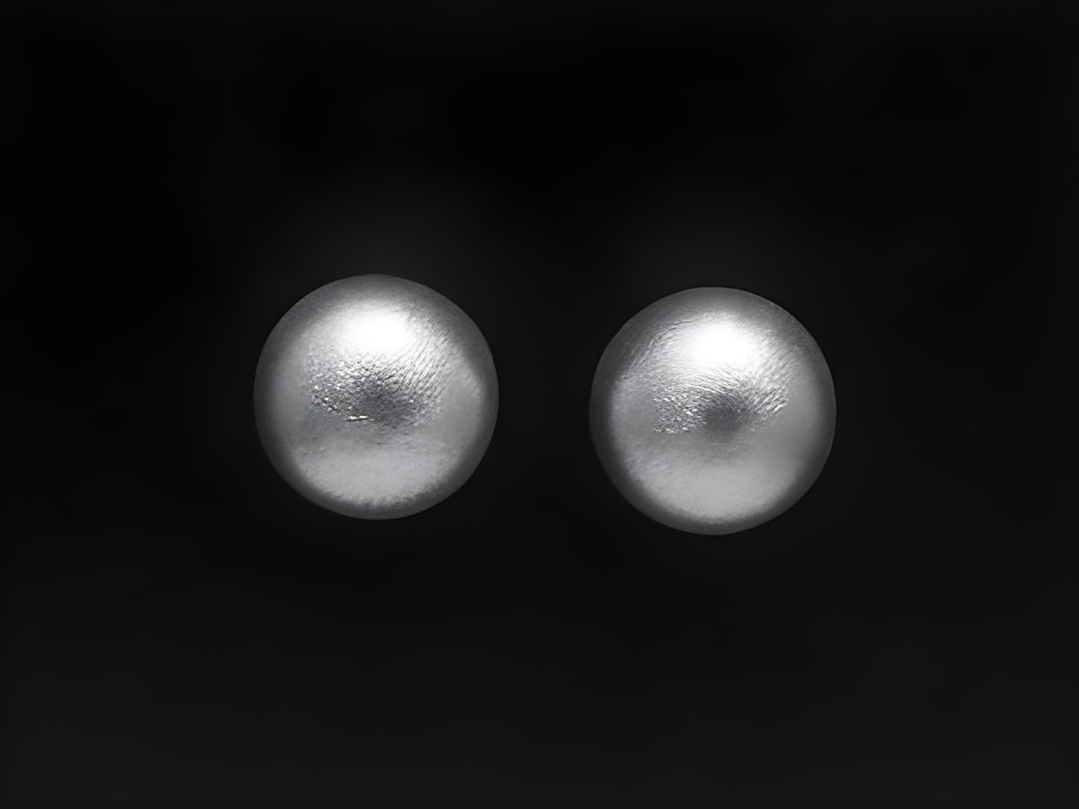 Rhodinierter Kugel Silber Ohrring Stecker mattiert 5 mm von Juwelier Harnisch, zwei schlichte Ohrstecker ohne Stein, ideale Ergänzung für elegante oder alltägliche Outfits.