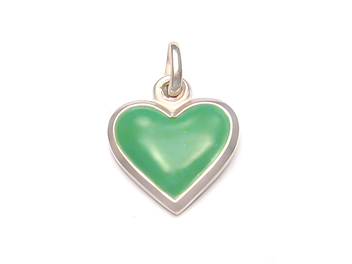Silber Anhänger für Kinder in Herzform mit grünem Innenleben, hergestellt von Juwelier Harnisch, idealer Schmuck für kleine Mädchen.