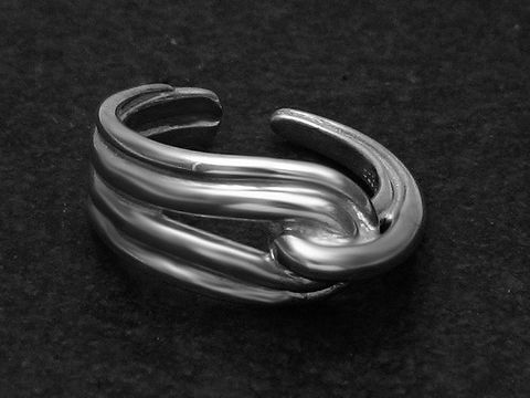 Silberring kunstvoll verarbeitet, Größe wenig verstellbar, Hersteller Juwelier Harnisch, ohne Stein, elegant geschwungene Form auf schwarzem Hintergrund.