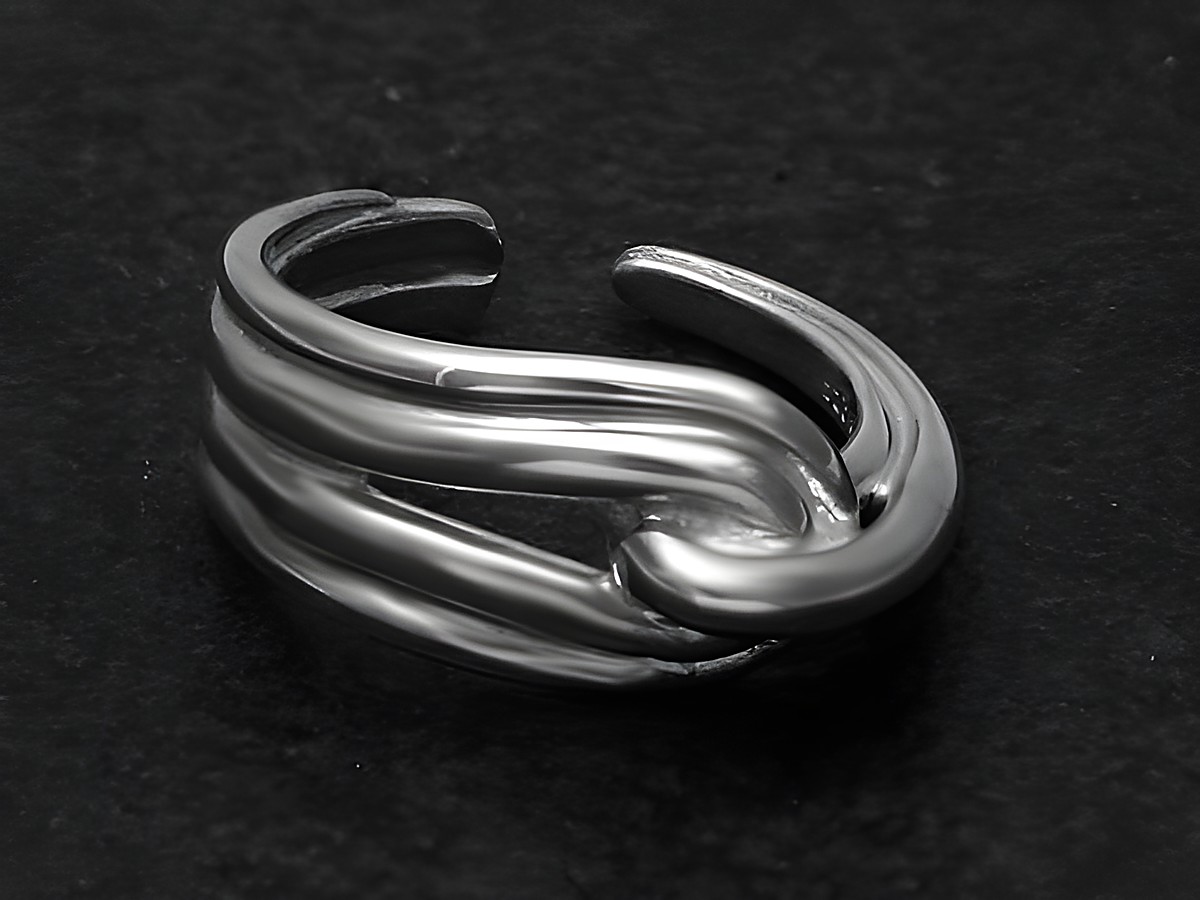 Silberring kunstvoll verarbeitet, Größe wenig verstellbar, Hersteller Juwelier Harnisch, ohne Stein, elegant geschwungene Form auf schwarzem Hintergrund.