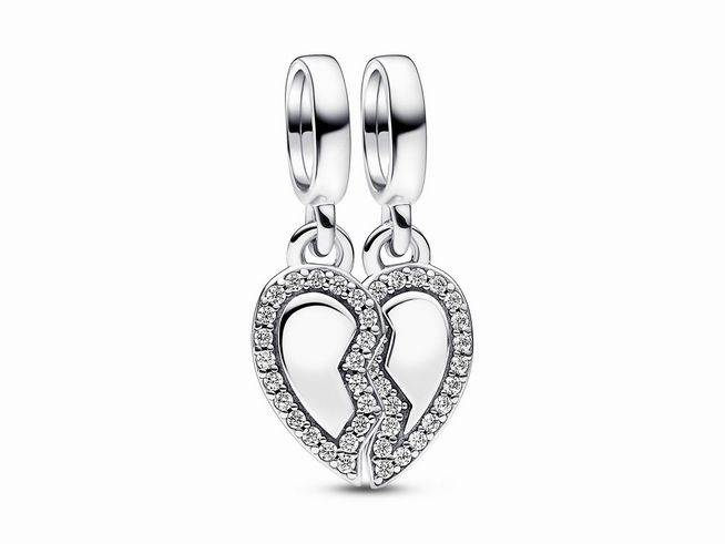 Sterling Silber Charm-Anhänger in Herzform, geteilt mit Zirkonia besetzt, von Pandora, Modell 792743C01, eignet sich perfekt als symbolisches Freundschaftsgeschenk.