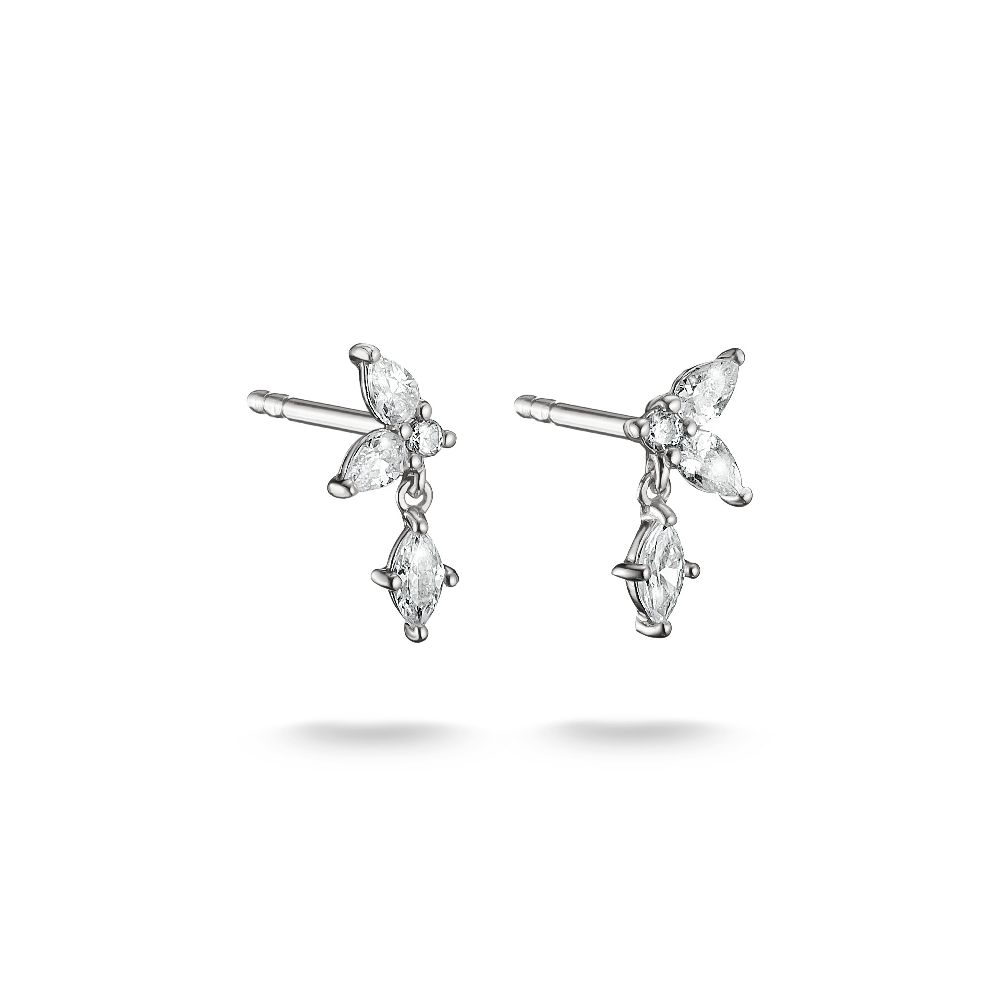 Zwei elegante Thomas Sabo Ohrstecker aus Silber mit weißen Zirkonia, breite 5 mm, kunstvolles Design. Ideal für besondere Anlässe oder den Alltag, glänzen sie dezent.
