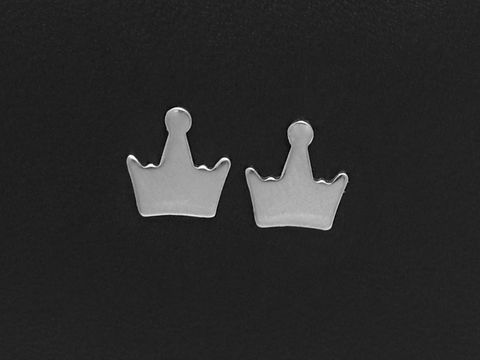 Edelstahl Ohrringe in Form von Kronen als Ohrstecker, Hersteller Juwelier Harnisch, elegant und ansprechend, ideal für jeden Anlass, zeitloses Design.