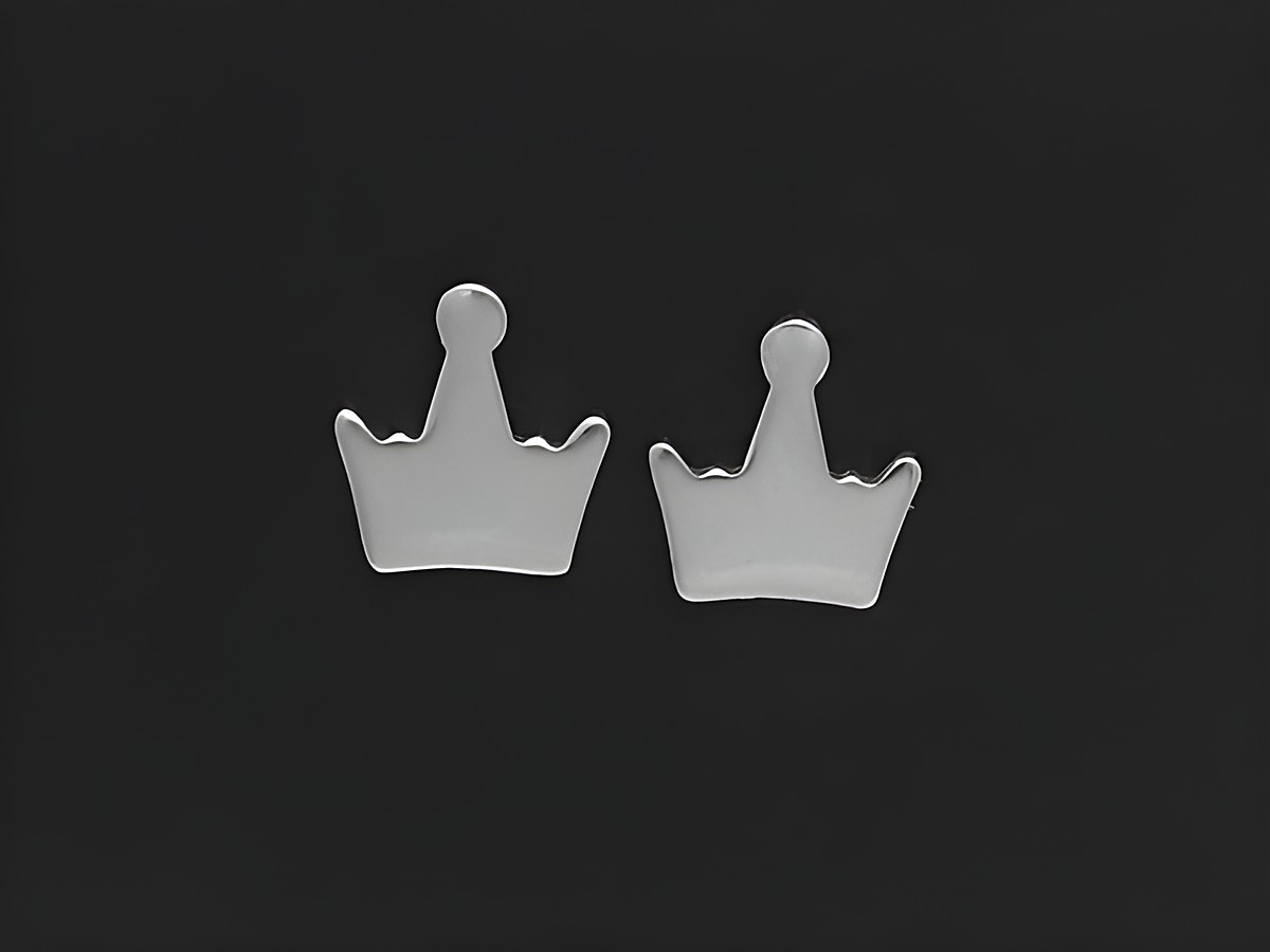 Edelstahl Ohrringe in Form von Kronen als Ohrstecker, Hersteller Juwelier Harnisch, elegant und ansprechend, ideal für jeden Anlass, zeitloses Design.