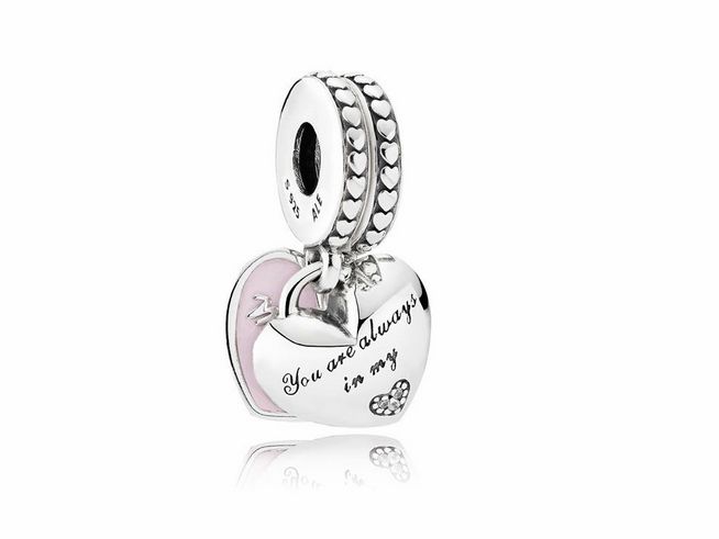 Charm-Anhänger von Pandora aus Sterlingsilber in Herzform mit rosafarbenem Emaille und Zirkonia, graviert mit dem Satz "You are always in my heart". Ideal für Schmuckliebhaberinnen.