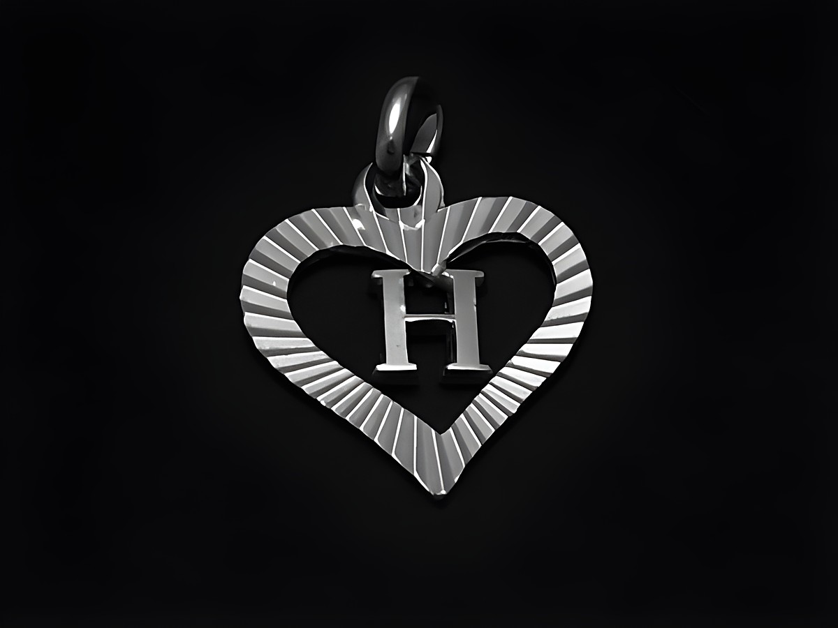 925 Sterling Silber Anhänger in Herzform mit dem Buchstaben H, Hersteller Juwelier Harnisch, detaillierte Oberfläche und edles Design. Ideal als persönliches Schmuckstück.
