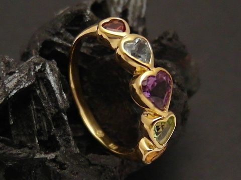 Regenbogenring mit Amethyst, Peridot, Citrin und Aquamarin in Herzform, Größe 55, Hersteller Juwelier Harnisch, passend bis Größe 56. Eleganter Schmuck aus Gold.