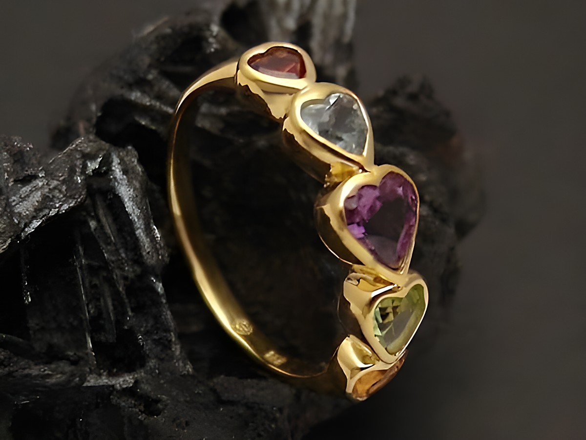 Regenbogenring mit Amethyst, Peridot, Citrin und Aquamarin in Herzform, Größe 55, Hersteller Juwelier Harnisch, passend bis Größe 56. Eleganter Schmuck aus Gold.