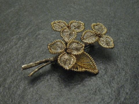 Filigrane City Brosche Handarbeit 53x40 mm in Form einer Blume, hergestellt von Juwelier Harnisch, aus edlem Modeschmuck mit fein gearbeiteten Blütenblättern und Blättern.