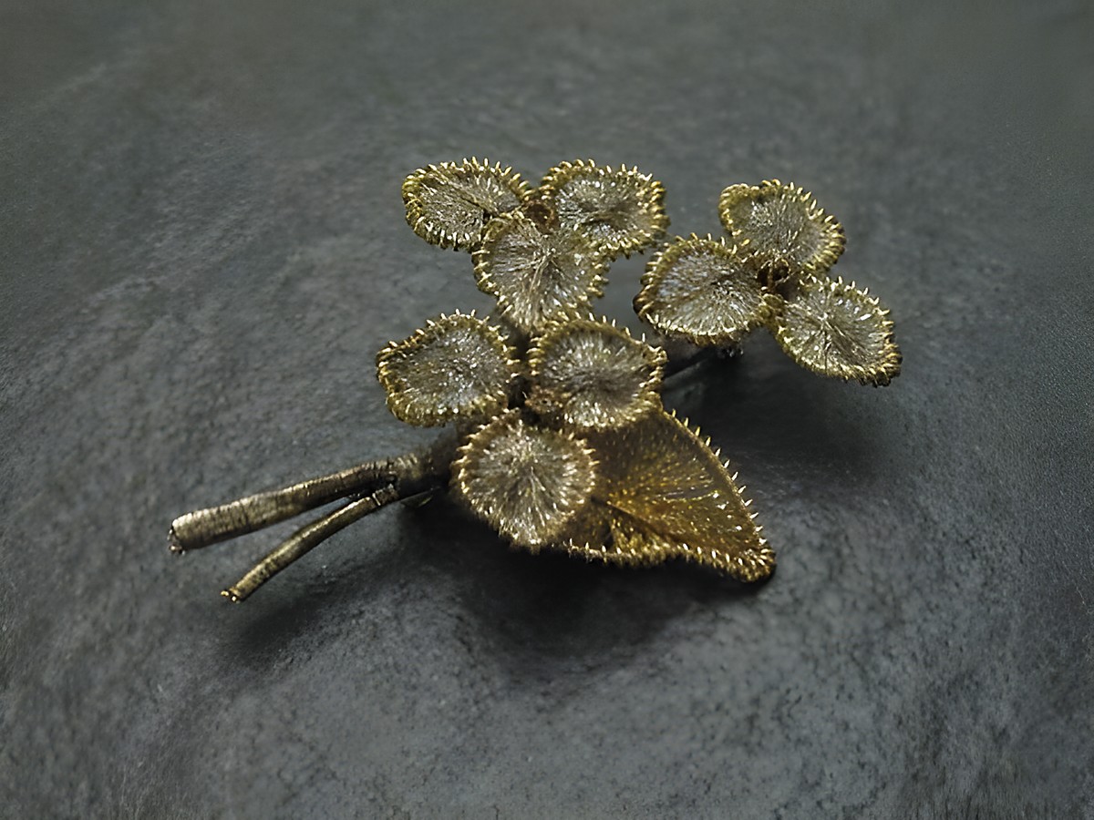 Filigrane City Brosche Handarbeit 53x40 mm in Form einer Blume, hergestellt von Juwelier Harnisch, aus edlem Modeschmuck mit fein gearbeiteten Blütenblättern und Blättern.