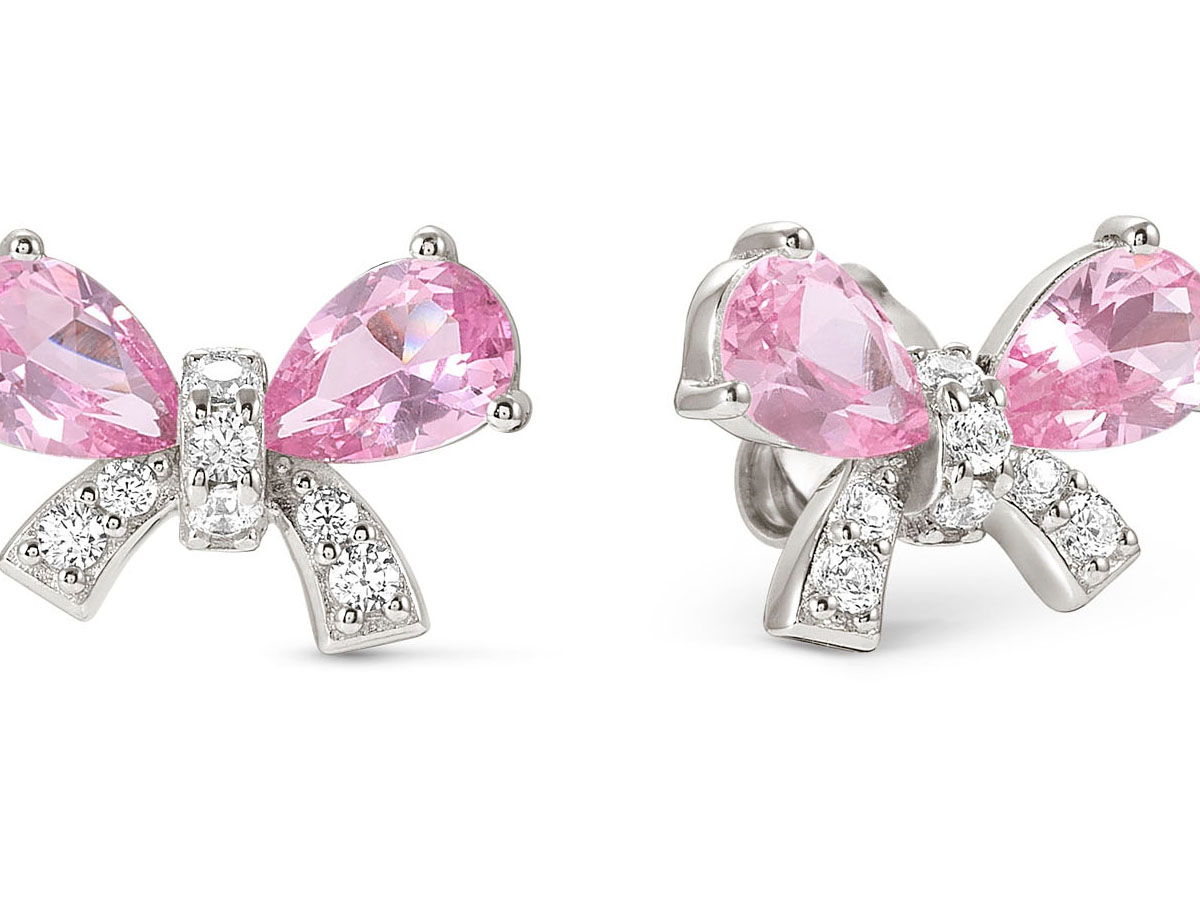 Zwei Ohrstecker in Form einer Schleife aus Sterling Silber mit rosa Zirkonia-Steinen und klaren Zirkonia-Akzenten, glitzernd und feminin, ideal für festliche Anlässe.