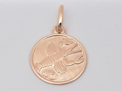 Krebs Sternzeichen Anhänger aus rosé vergoldetem Sterling Silber, poliert, mit einer gravierten Krebsdarstellung, Durchmesser von 14 mm, Hersteller Juwelier Harnisch.